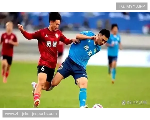 足球雨战装备选择及其对球员比赛状态的保障